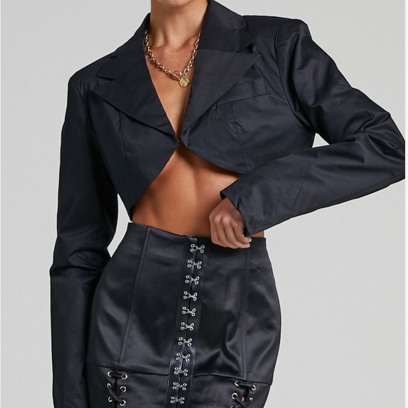 LIONESS - GWYNETH CROP SHIRT IN BLACK - Picture 3 of 4